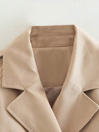 Kurzer Beigefarbener Trenchcoat