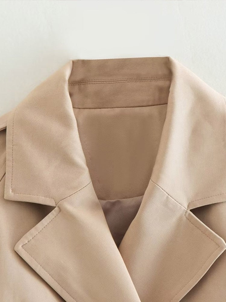 Kurzer Beigefarbener Trenchcoat