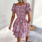 Blumenkleid mit quadratischem Ausschnitt und Puffärmeln