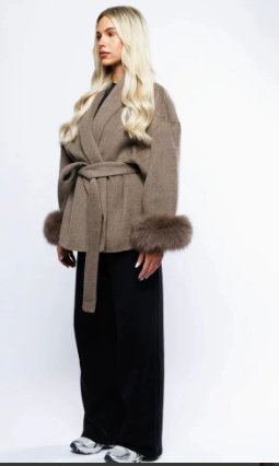 R&B | Wollmantel mit Pelz Manschetten Elegantes Design Warm und Stilvoll