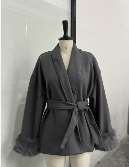 R&B | Wolljacke mit Gürtel und Fake Fur Manschetten