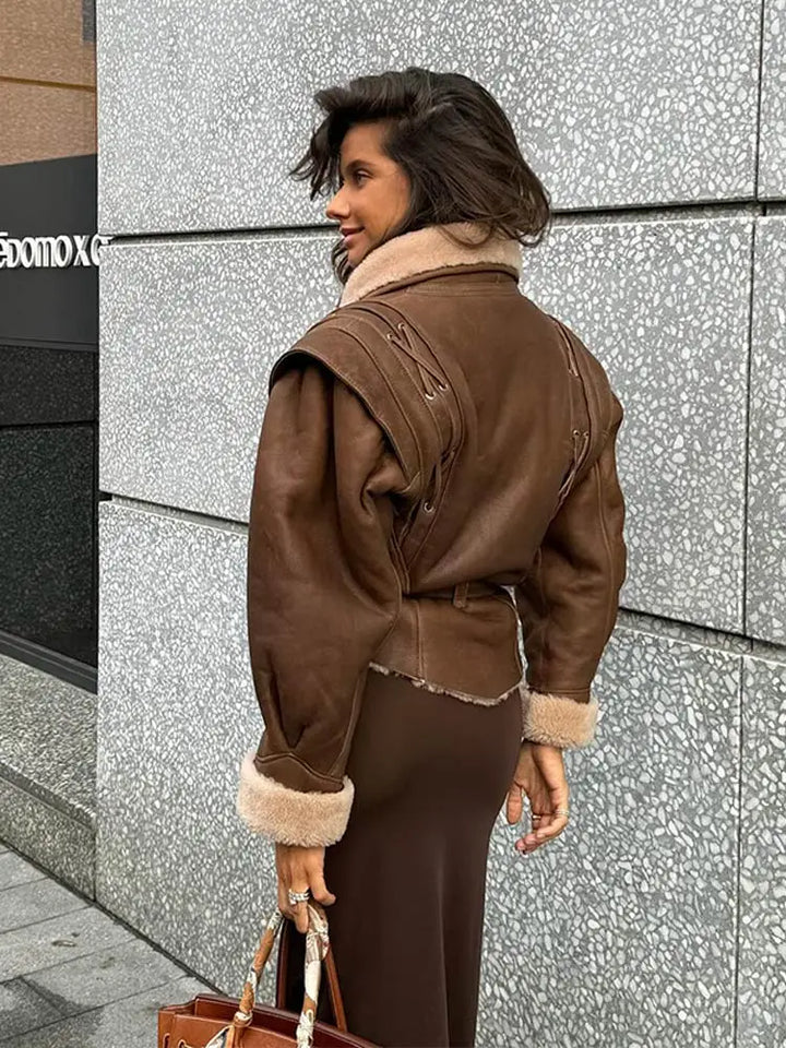 R&B | Braune Lederjacke mit Fell und Gürtel
