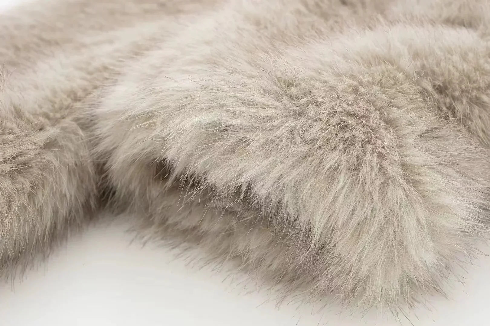 R&B | Warme Pelzjacke Für Damen In Stilvollem Design