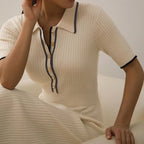 Geripptes Kleid mit Kontrastkragen und Knopfdetails
