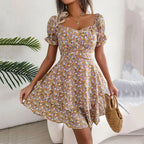 Blumenkleid mit quadratischem Ausschnitt und Puffärmeln