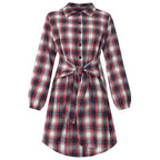 Kariertes Hemdkleid mit Gürtel und Knopfdetails