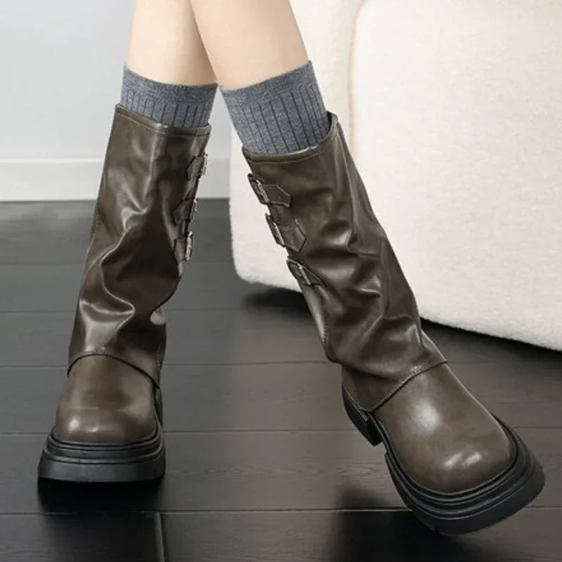 R&B | Chunky-Heel-Biker-Stiefel für Damen mit Riemen-Details