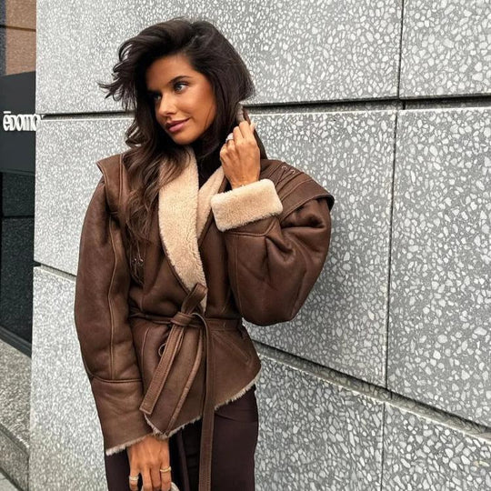 R&B | Stylische Kunstlederjacke mit Teddy Futter und Schnürdetails
