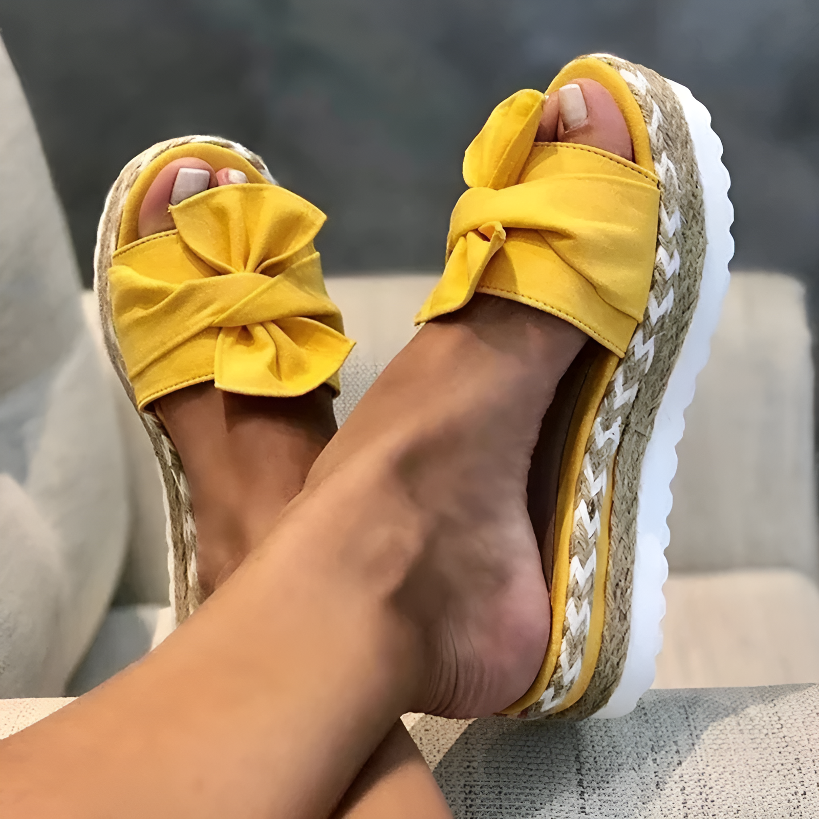 R&B | Sandalen mit Keilabsatz und Schleifendetail