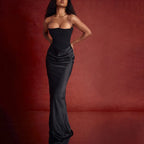 Elegantes trägerloses Abendkleid mit Rüschen an der Taille