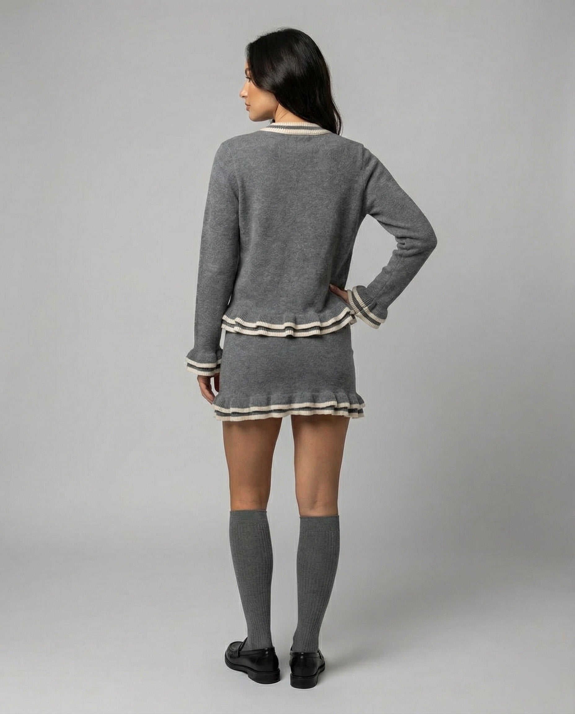Stilvolles graues Strickset mit Cardigan und Rock für Damen