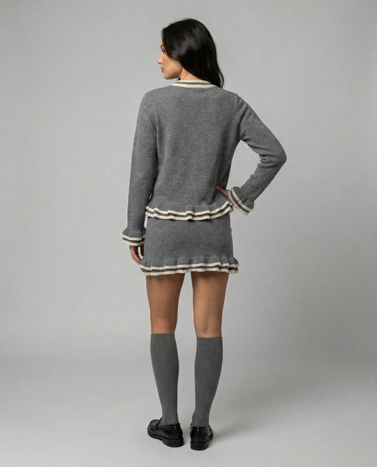 Stilvolles graues Strickset mit Cardigan und Rock für Damen