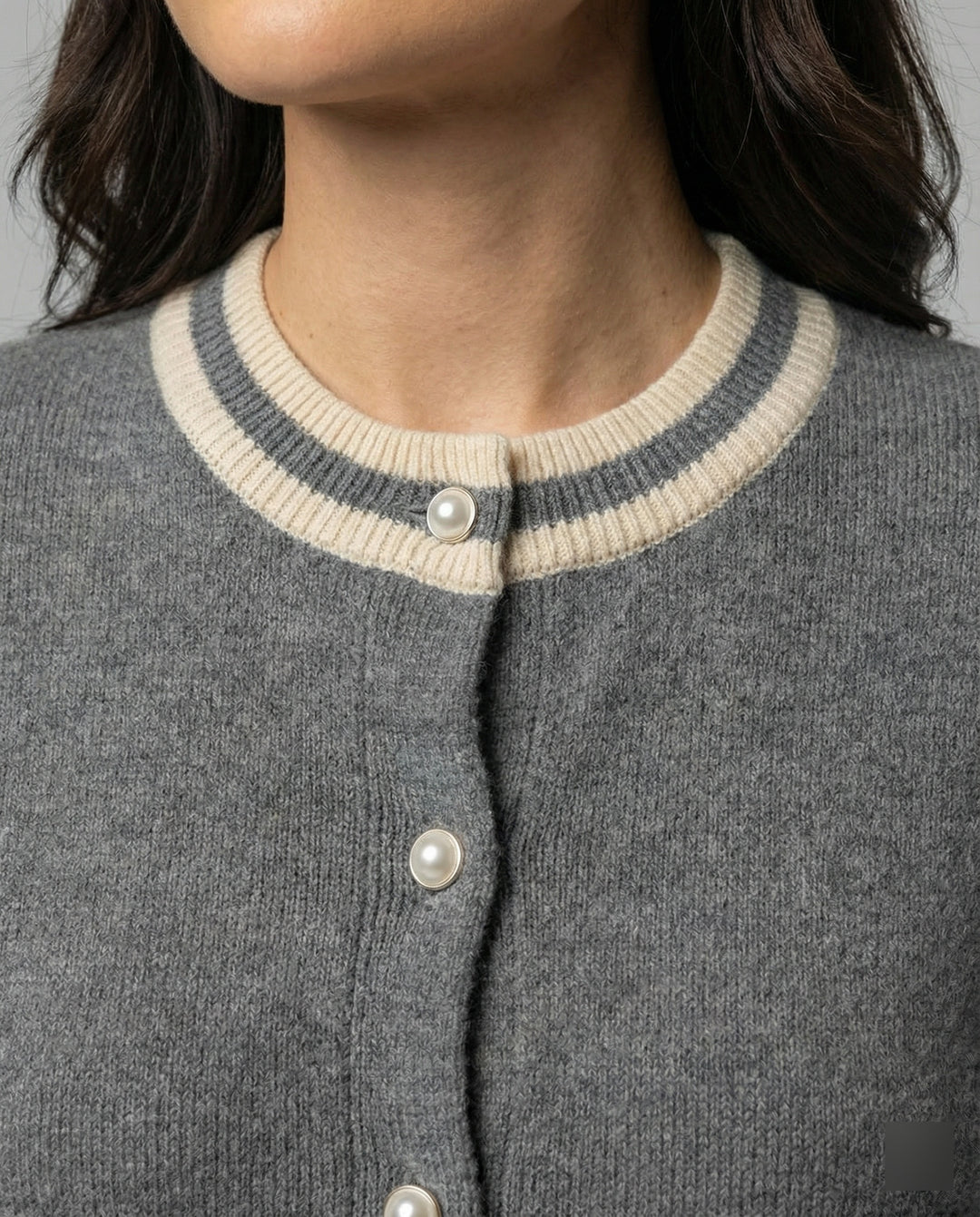 Stilvolles graues Strickset mit Cardigan und Rock für Damen