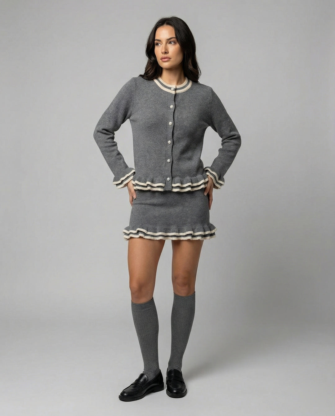 Stilvolles graues Strickset mit Cardigan und Rock für Damen