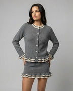 Stilvolles graues Strickset mit Cardigan und Rock für Damen