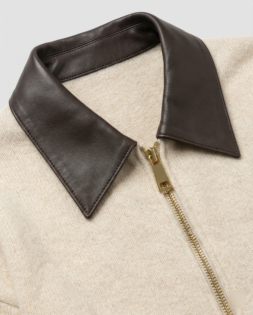 Stylischer Damen Strickpullover mit Lederkragen und Doppel-Reißverschluss Beige