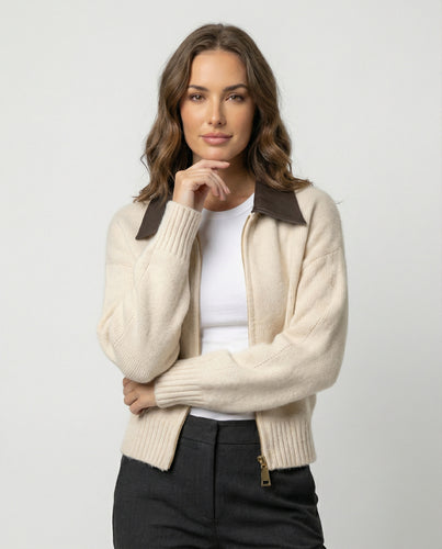 Stylischer Damen Strickpullover mit Lederkragen und Doppel-Reißverschluss Beige