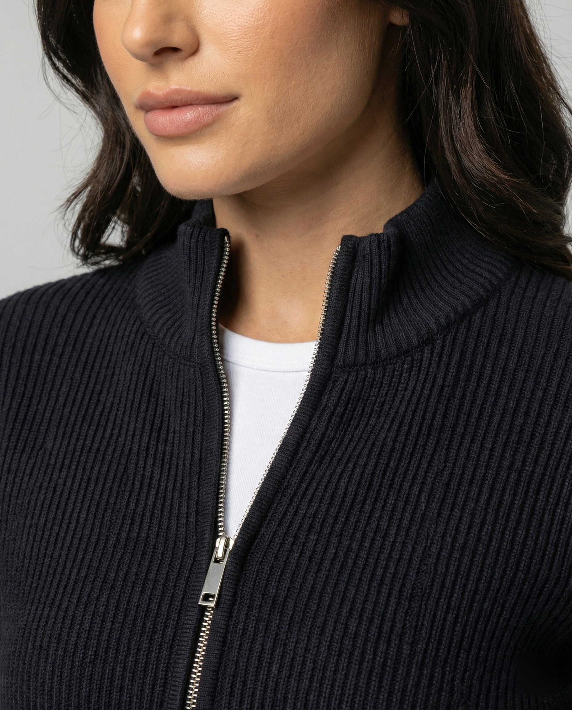 Taillierte Damen Strickjacke mit Reißverschluss und Stehkragen in MarinR&Blau
