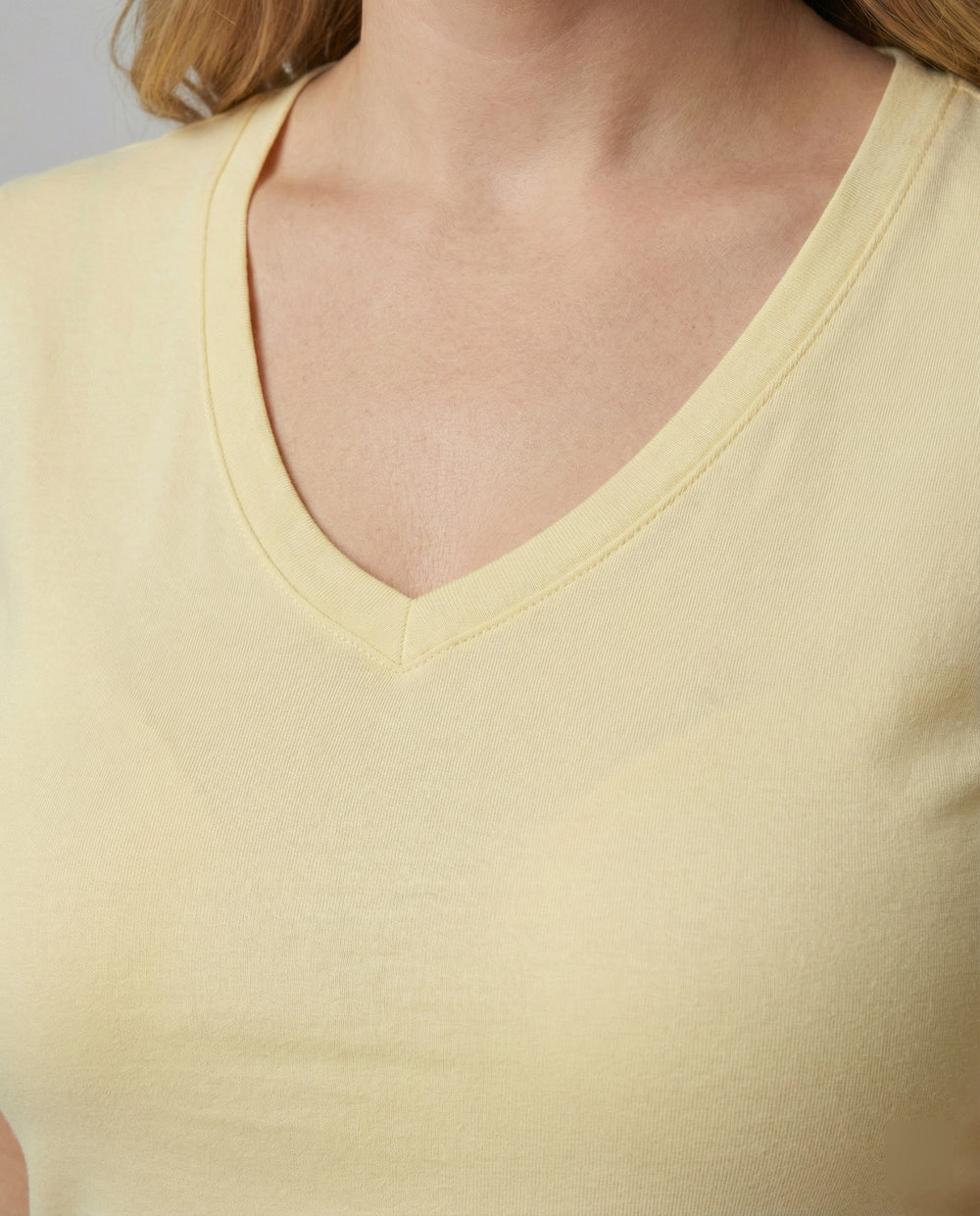 Tailliertes Damen T-Shirt mit V-Ausschnitt aus atmungsaktiver Baumwolle