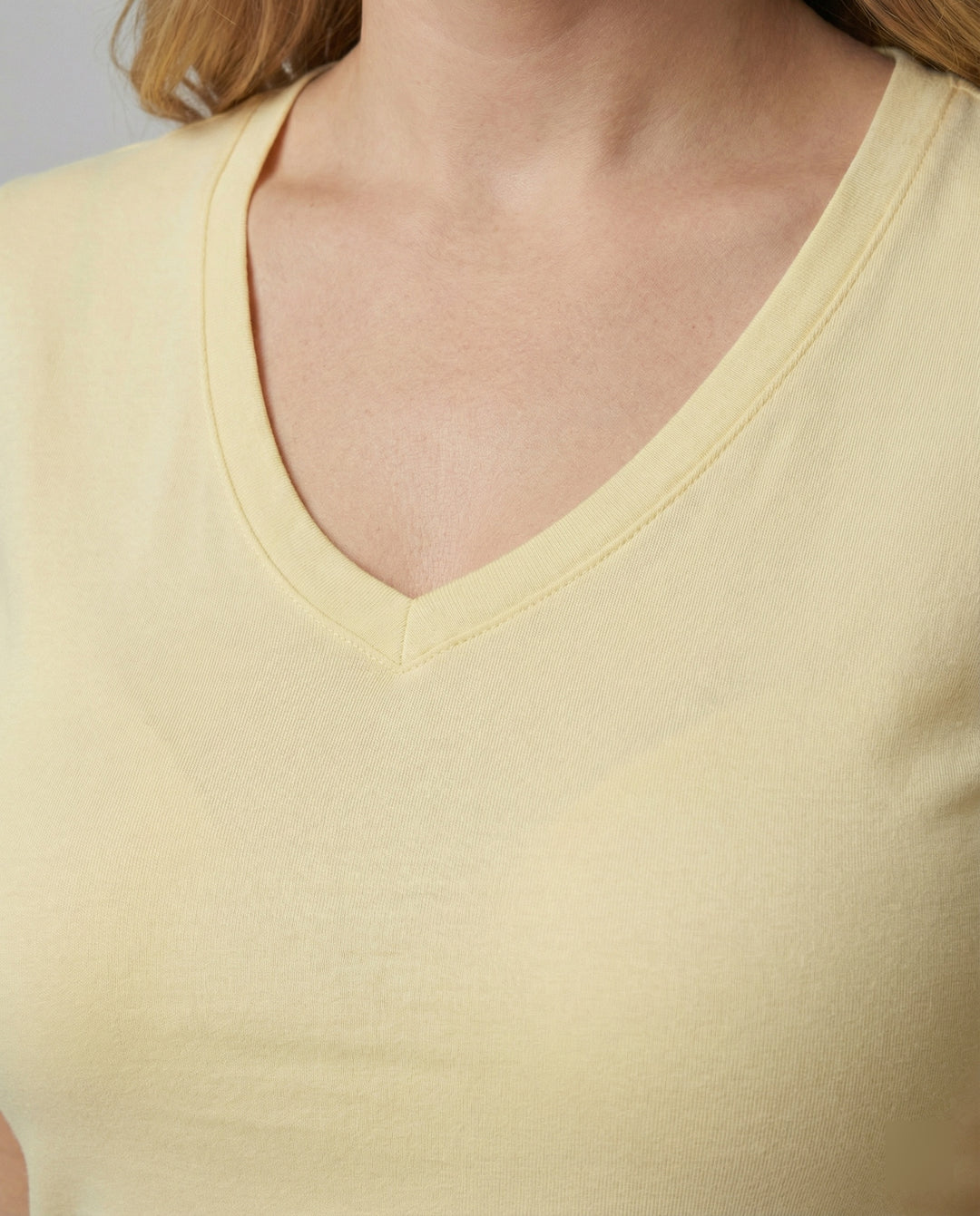 Tailliertes Damen T-Shirt mit V-Ausschnitt aus atmungsaktiver Baumwolle