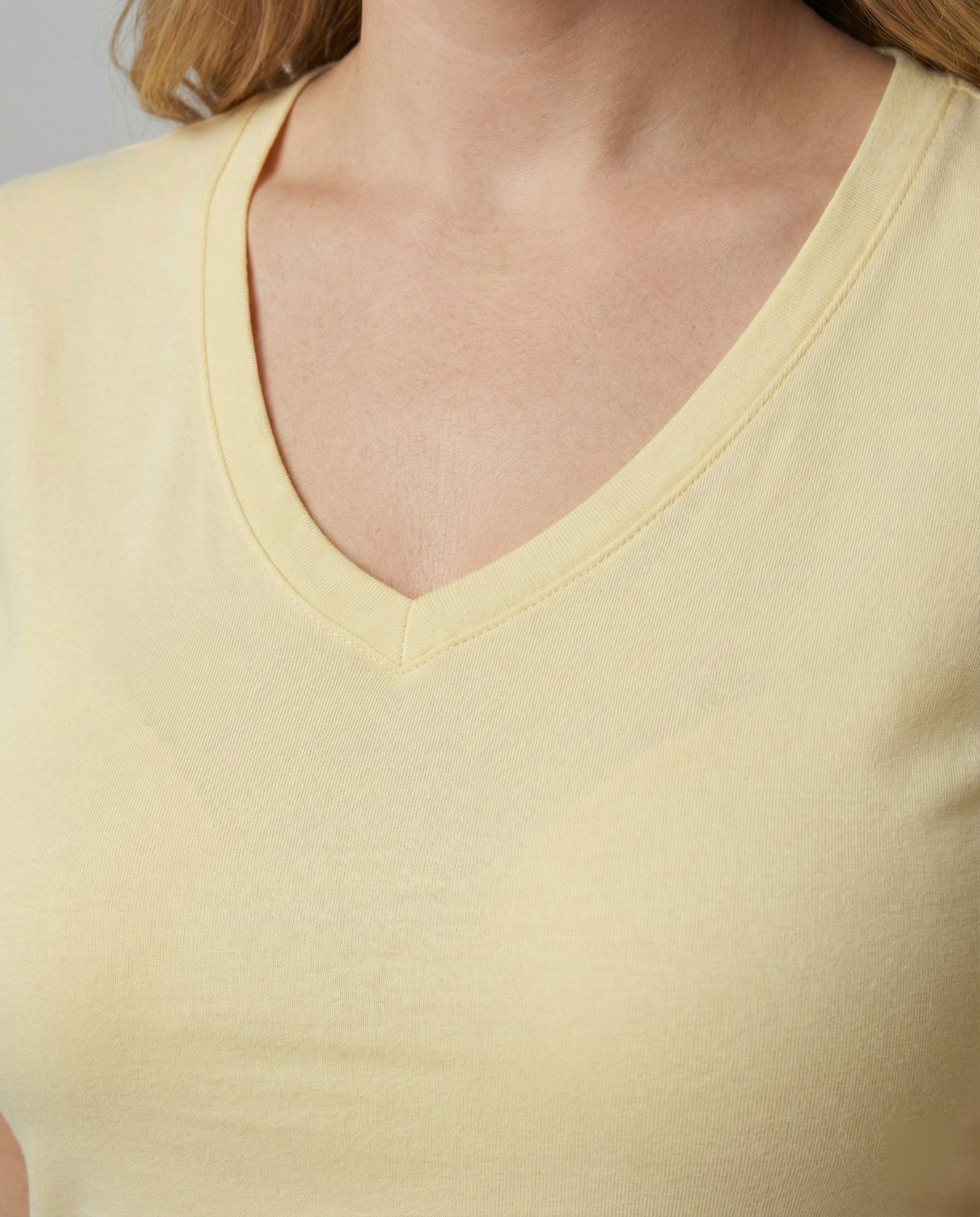 Tailliertes Damen T-Shirt mit V-Ausschnitt aus atmungsaktiver Baumwolle