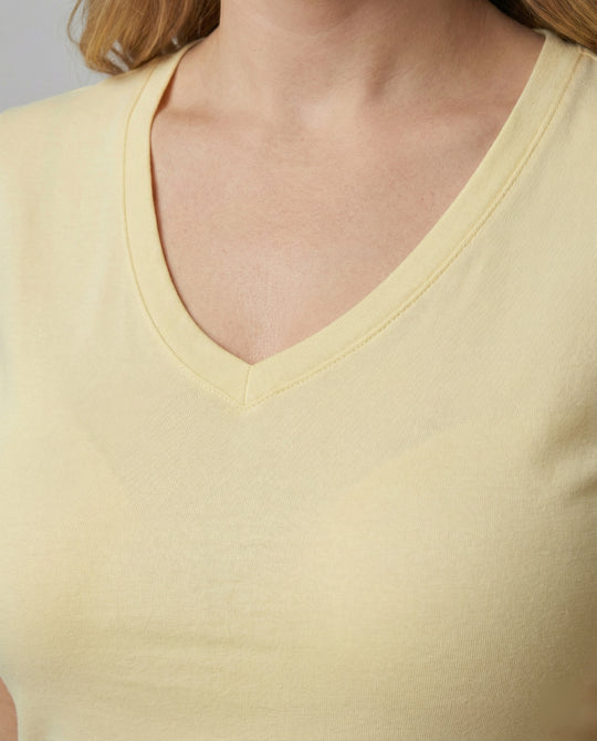 Tailliertes Damen T-Shirt mit V-Ausschnitt aus atmungsaktiver Baumwolle