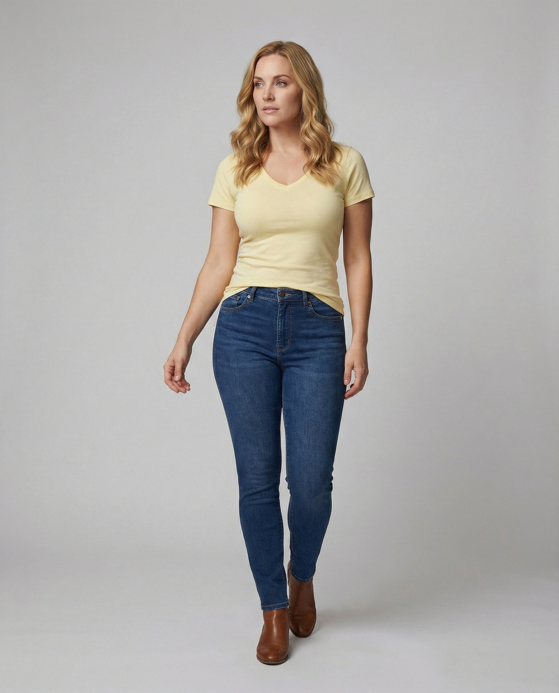 Tailliertes Damen T-Shirt mit V-Ausschnitt aus atmungsaktiver Baumwolle