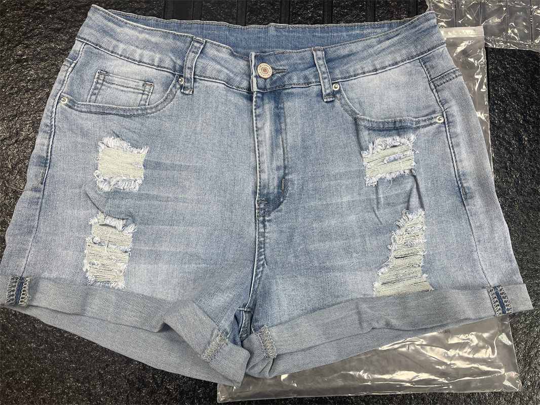 R&B | Beinabschluss Ripped Jeans Shorts