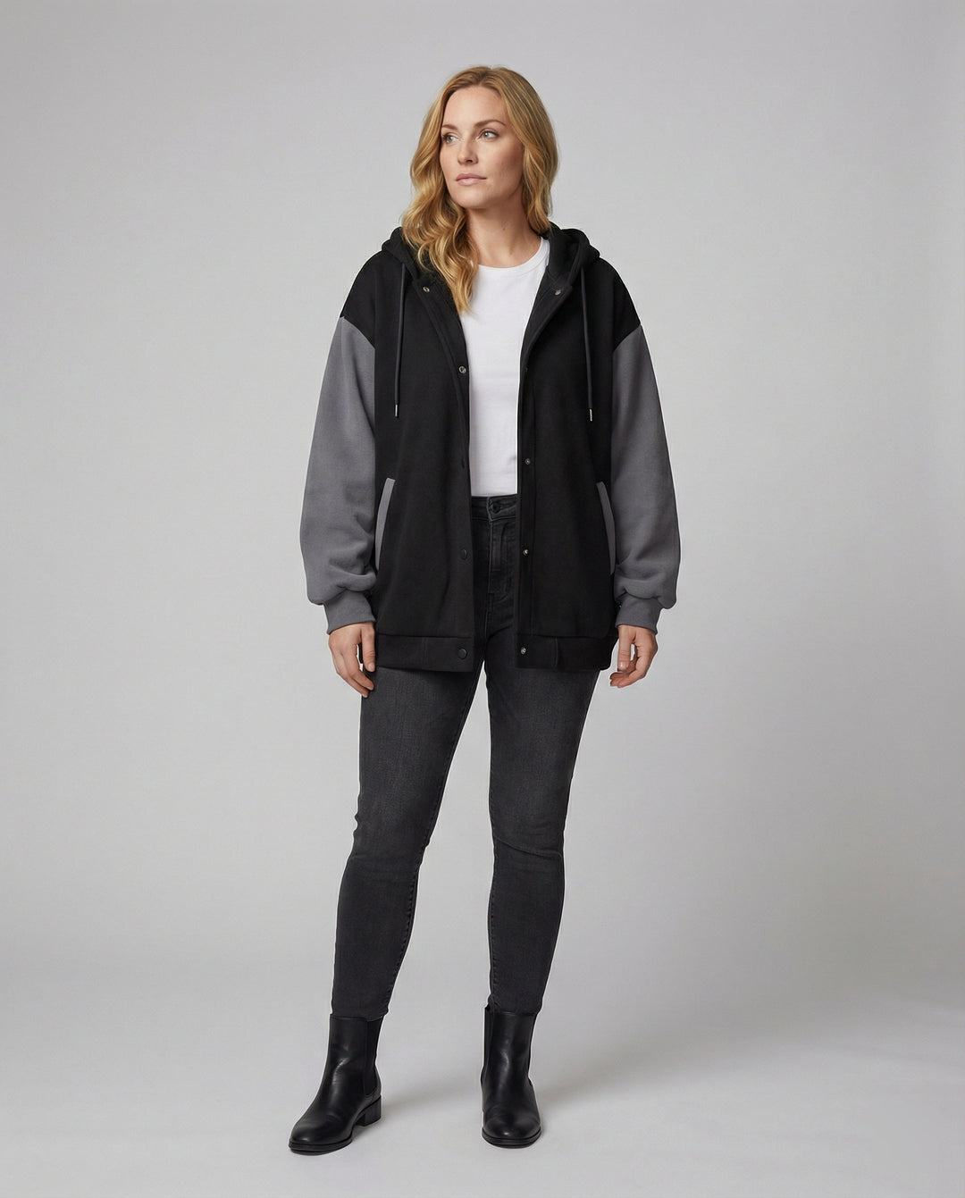 Oversize-Kapuzenjacke mit Druckknopfleiste, voluminösen Raglanärmeln und verdeckten Eingrifftaschen R&B