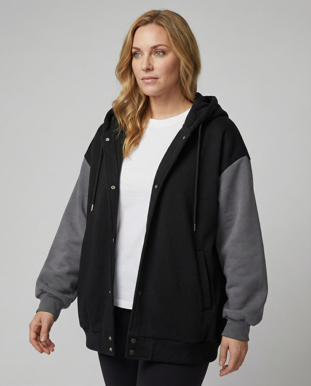 Oversize-Kapuzenjacke mit Druckknopfleiste, voluminösen Raglanärmeln und verdeckten Eingrifftaschen R&B