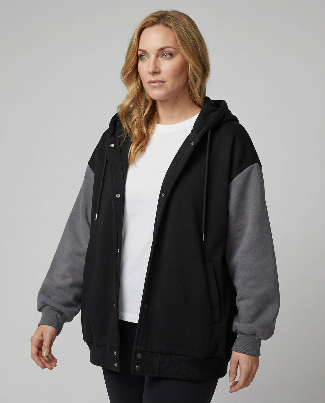 Oversize-Kapuzenjacke mit Druckknopfleiste, voluminösen Raglanärmeln und verdeckten Eingrifftaschen R&B