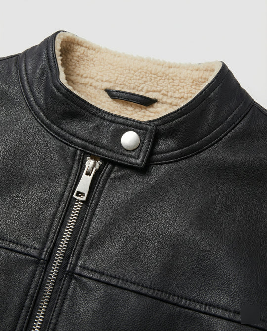 Kurzer Boxy-Blouson aus veganem Kunstleder mit Stehkragen Reißverschluss und aufgesetzten Taschen R&B