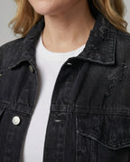 Locker sitzende Jeansjacke mit ausgefransten Details, Metallknopfleiste und aufgesetzten Brusttaschen R&B