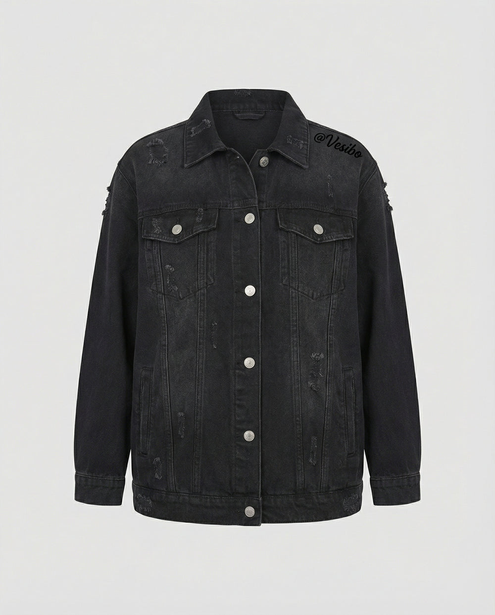 Locker sitzende Jeansjacke mit ausgefransten Details, Metallknopfleiste und aufgesetzten Brusttaschen R&B