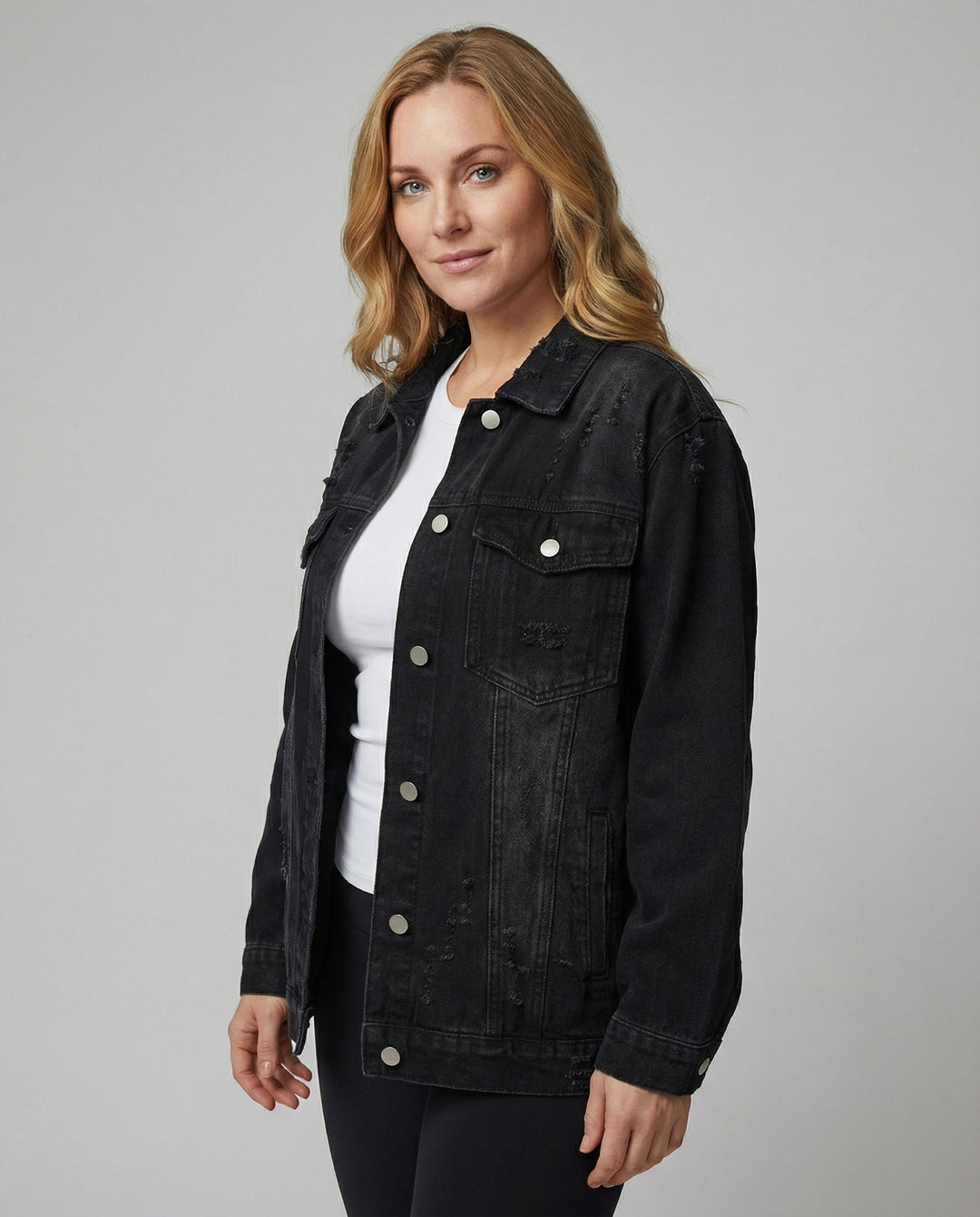 Locker sitzende Jeansjacke mit ausgefransten Details, Metallknopfleiste und aufgesetzten Brusttaschen R&B