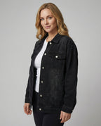 Locker sitzende Jeansjacke mit ausgefransten Details, Metallknopfleiste und aufgesetzten Brusttaschen R&B