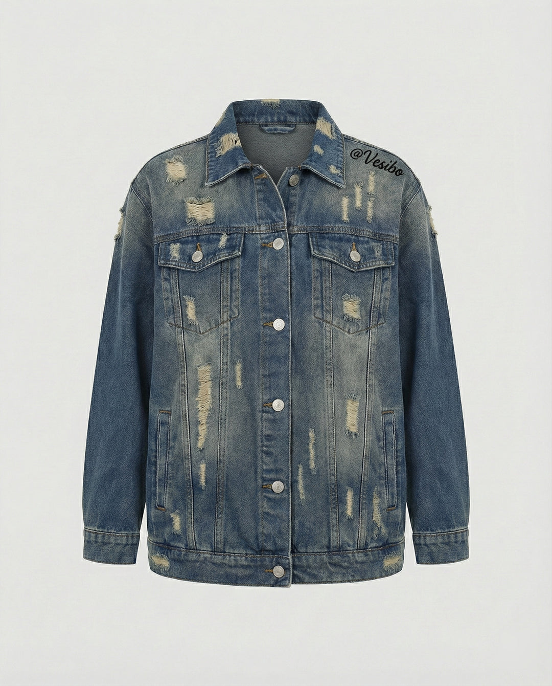 Locker sitzende Jeansjacke mit ausgefransten Details, Metallknopfleiste und aufgesetzten Brusttaschen R&B
