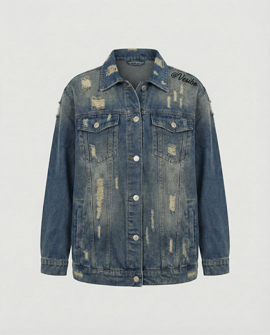 Locker sitzende Jeansjacke mit ausgefransten Details, Metallknopfleiste und aufgesetzten Brusttaschen R&B
