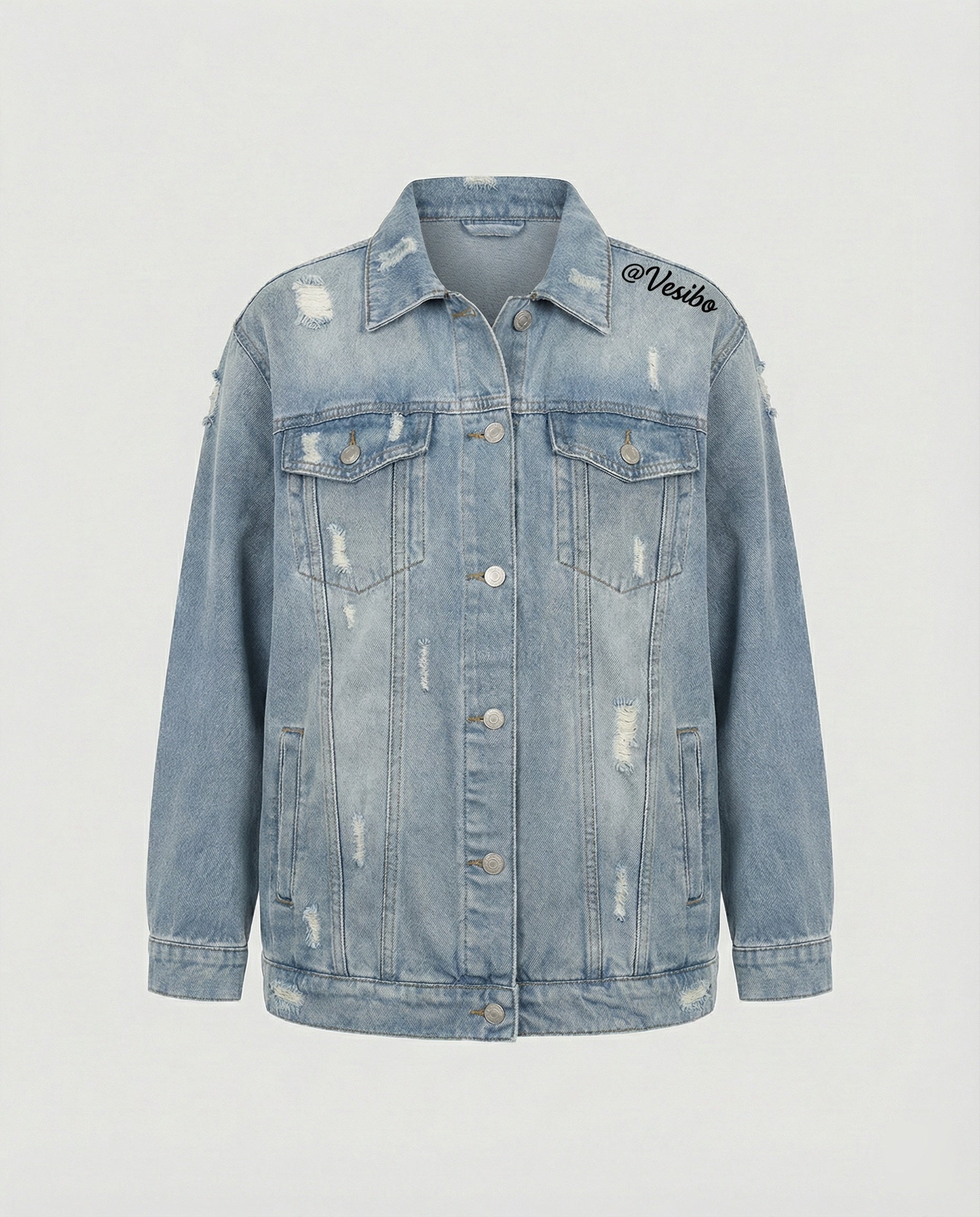 Locker sitzende Jeansjacke mit ausgefransten Details, Metallknopfleiste und aufgesetzten Brusttaschen R&B