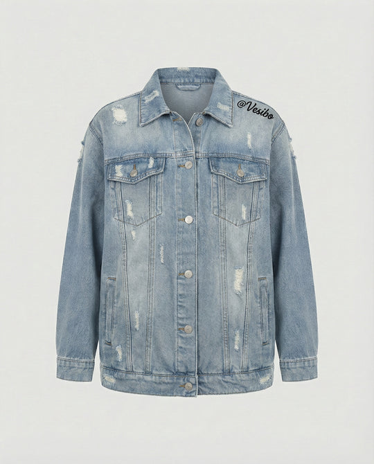 Locker sitzende Jeansjacke mit ausgefransten Details, Metallknopfleiste und aufgesetzten Brusttaschen R&B