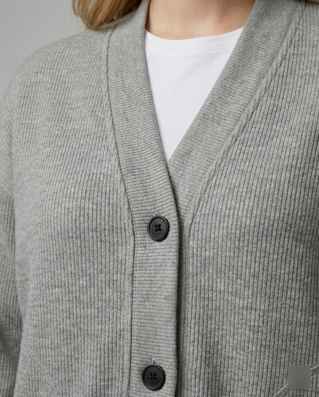 Weit geschnittene Strickjacke mit aufgesetzten Taschen und markanter Knopfleiste R&B