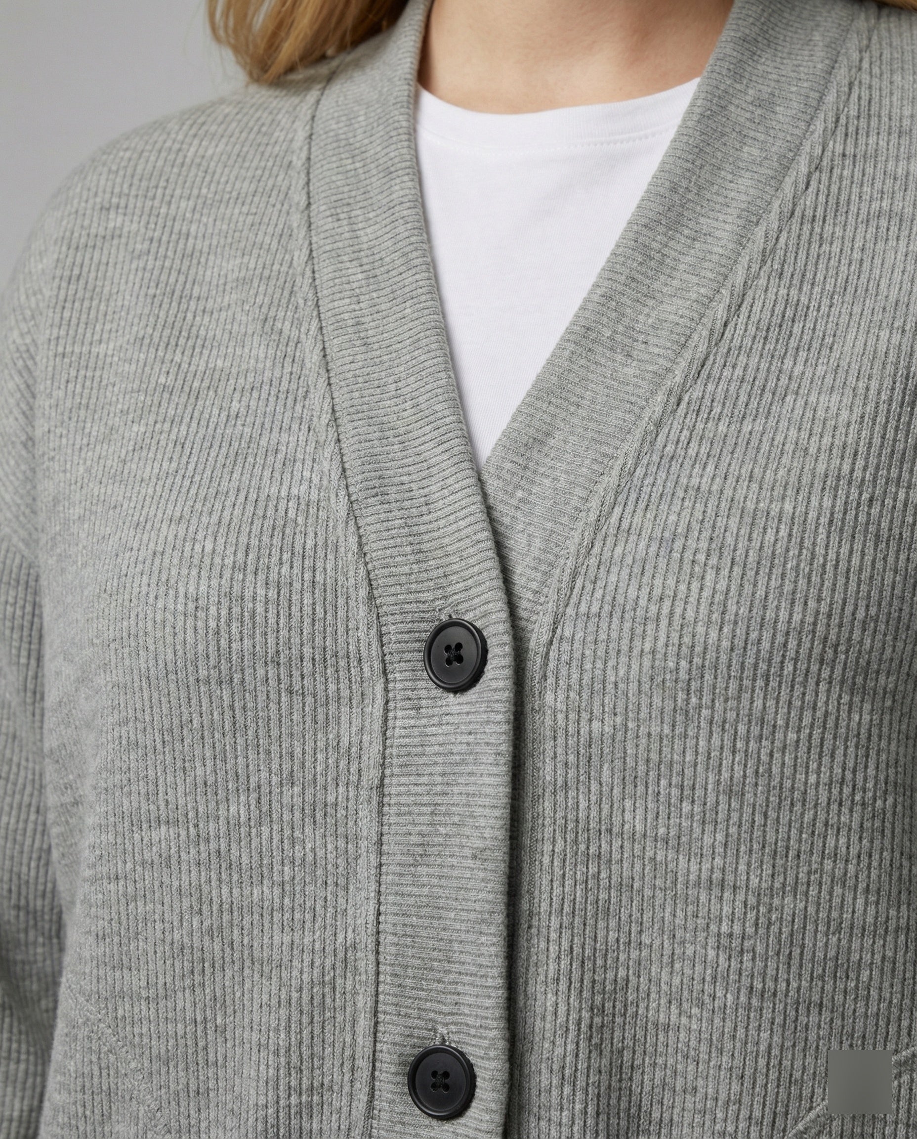 Weit geschnittene Strickjacke mit aufgesetzten Taschen und markanter Knopfleiste R&B
