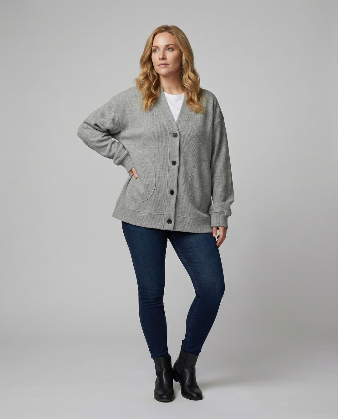 Weit geschnittene Strickjacke mit aufgesetzten Taschen und markanter Knopfleiste R&B