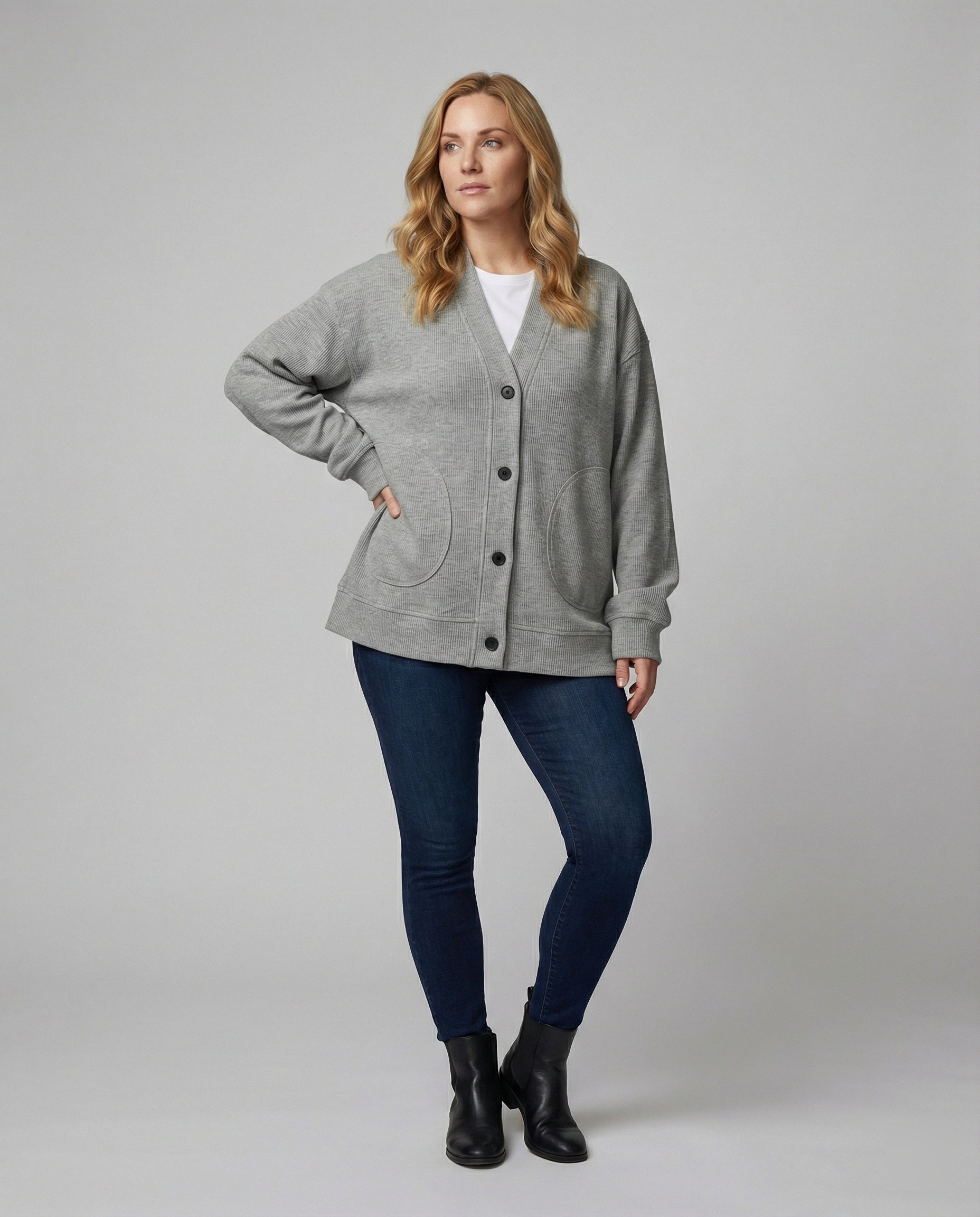 Weit geschnittene Strickjacke mit aufgesetzten Taschen und markanter Knopfleiste R&B