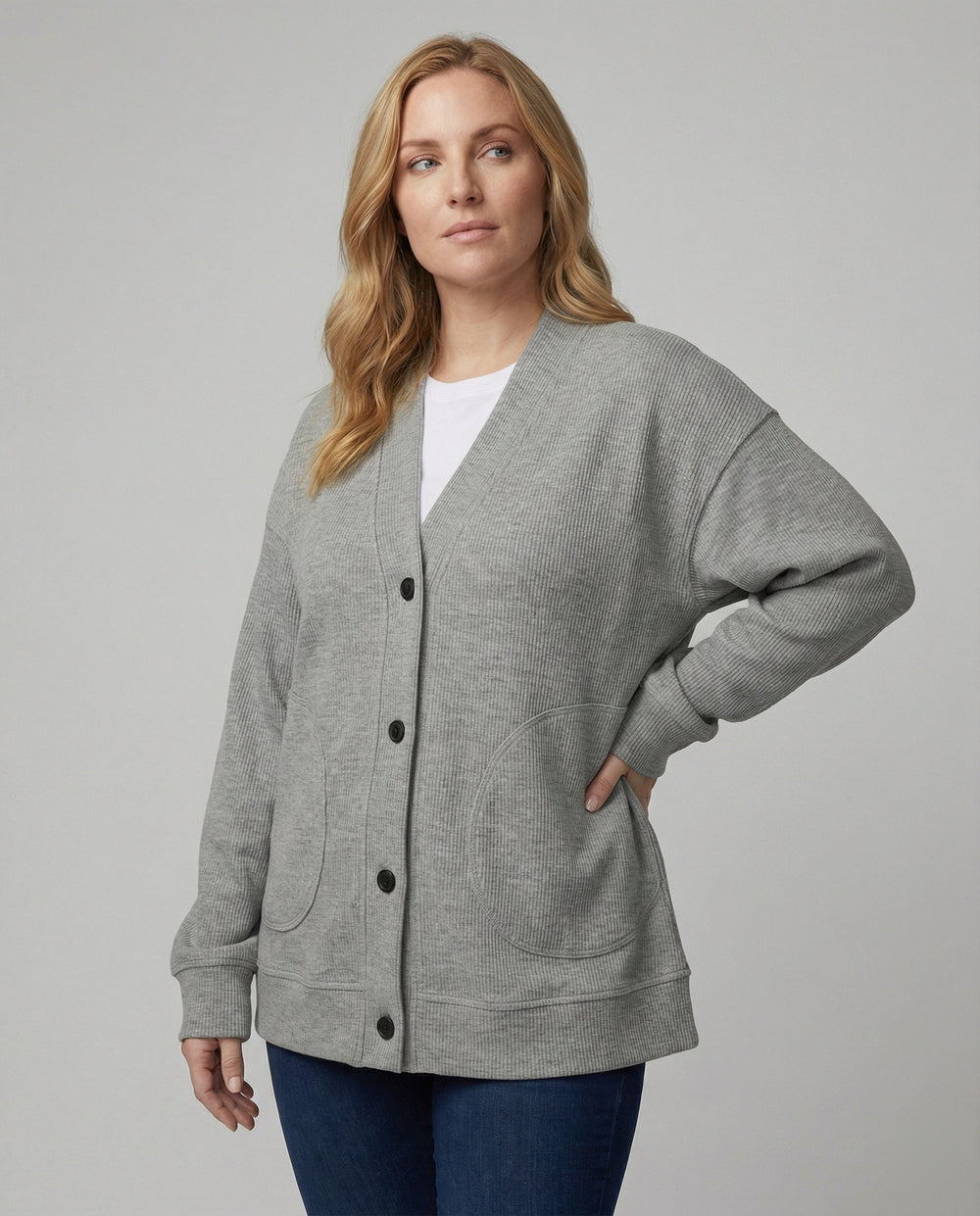 Weit geschnittene Strickjacke mit aufgesetzten Taschen und markanter Knopfleiste R&B
