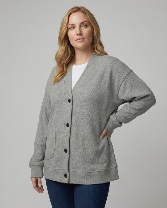 Weit geschnittene Strickjacke mit aufgesetzten Taschen und markanter Knopfleiste R&B