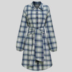 Kariertes Hemdkleid mit Gürtel und Knopfdetails