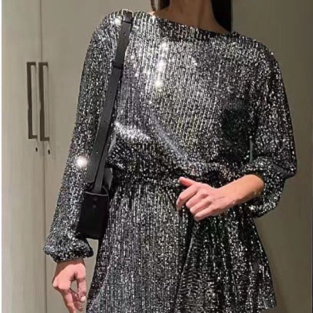 Pailletten-Minikleid mit plissierter Taille und weiten Ärmeln