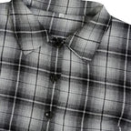 Kariertes Hemdkleid mit Gürtel und Knopfdetails