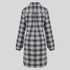 Kariertes Hemdkleid mit Gürtel und Knopfdetails